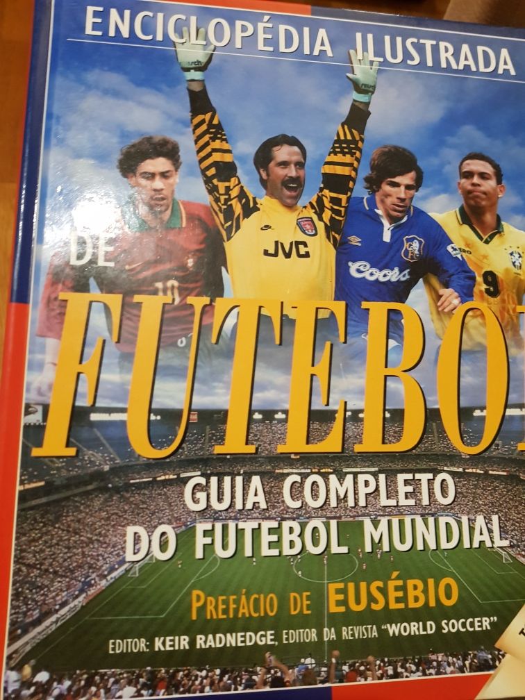 Guia Completo do futebol mundial com prefácio de Eusébio