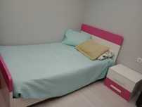 Quarto de menina, branco e rosa cama de corpo e meio com colchão