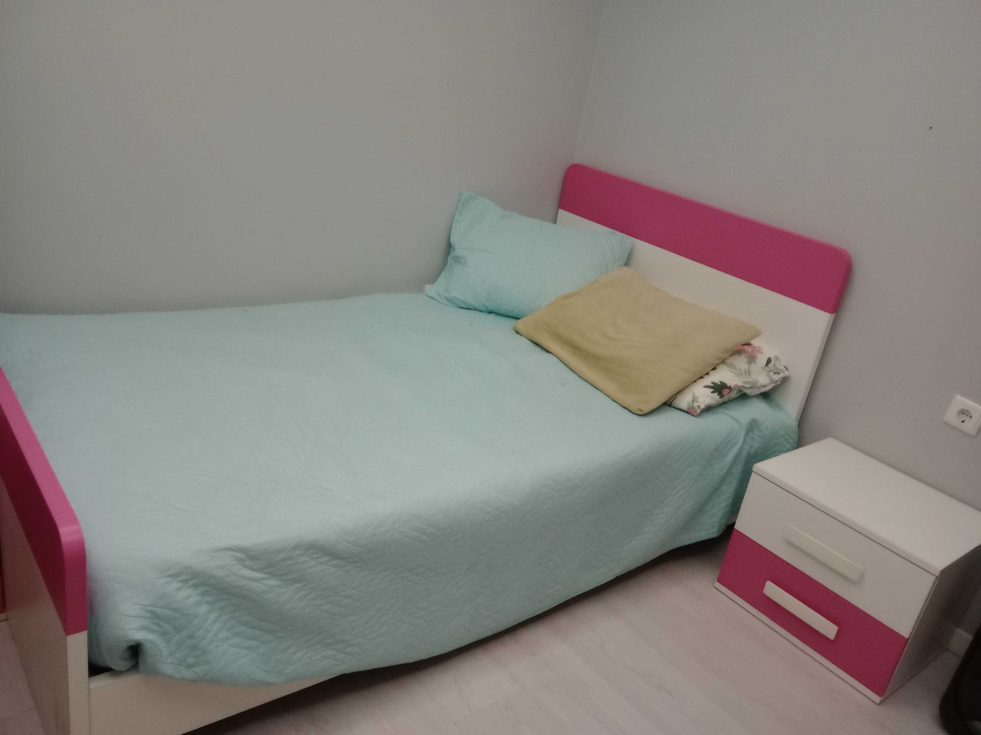 Quarto de menina, branco e rosa cama de corpo e meio com colchão