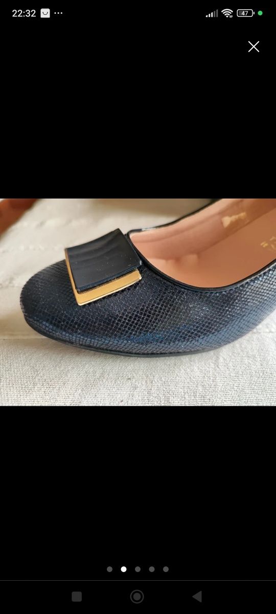 Sapatos de mulher azul escuro e dourado