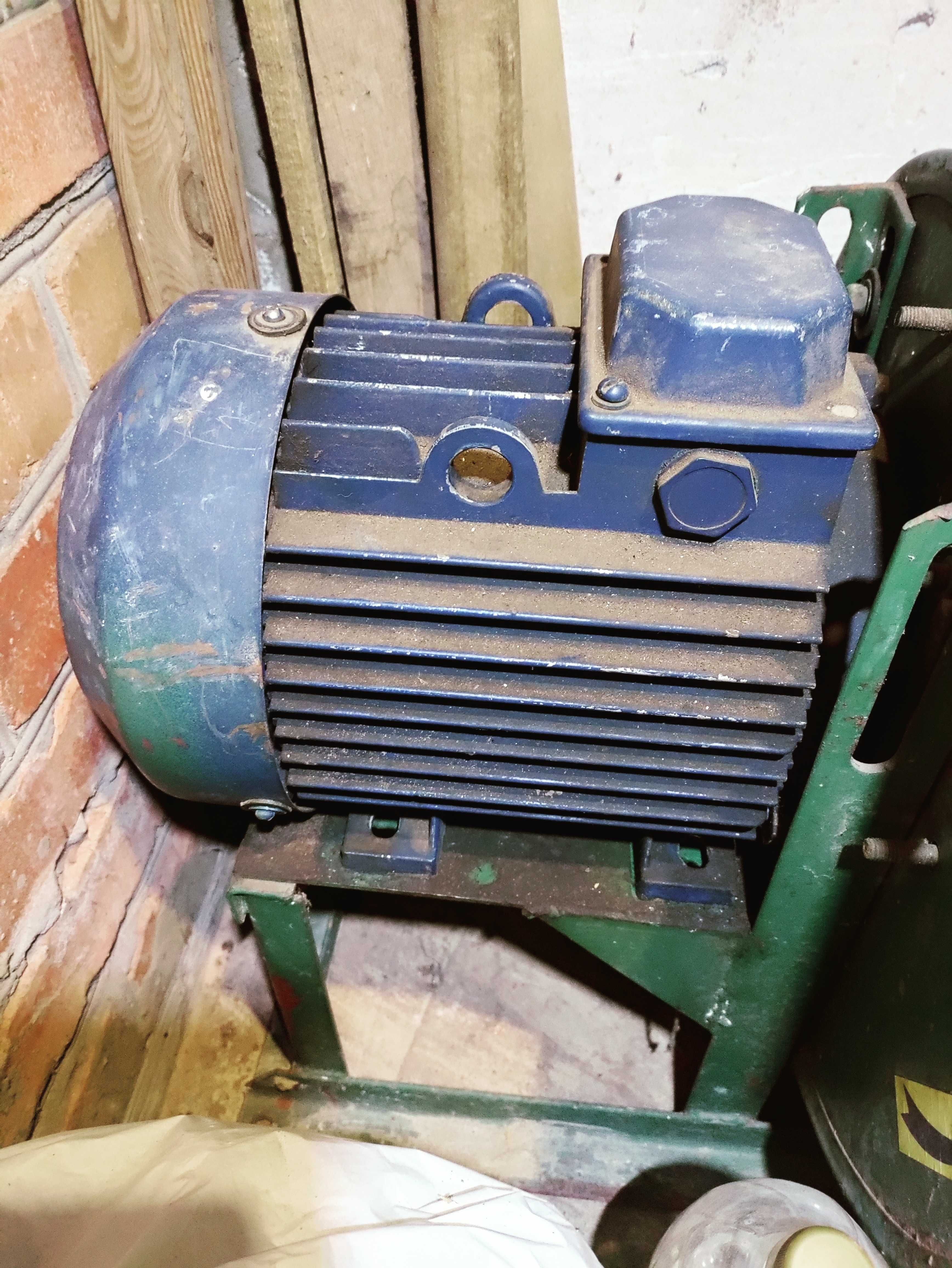 Асинхронний двигун 4АМА 100L2