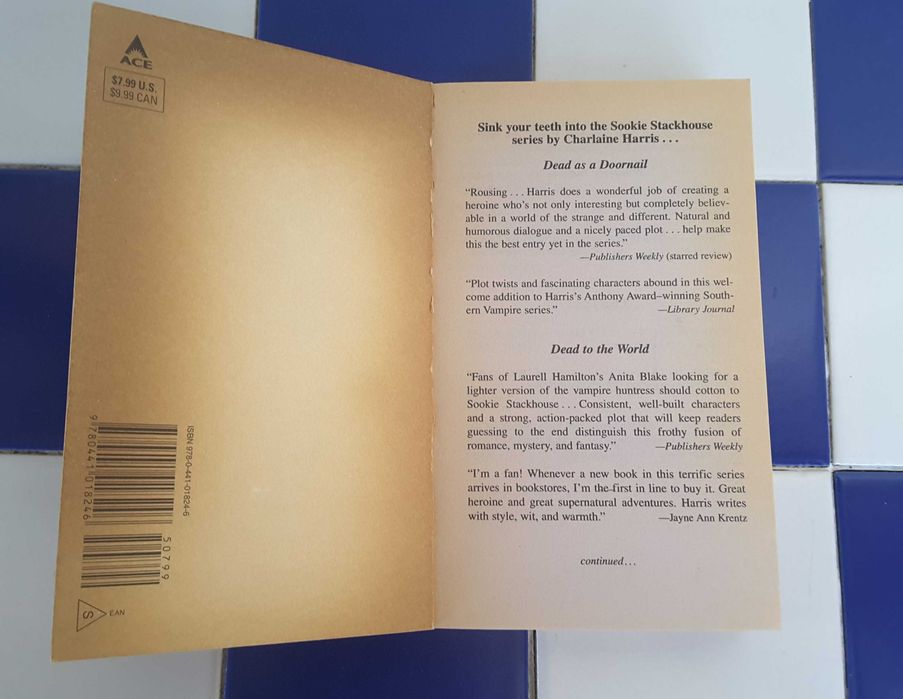 Dead Until Dark e Living Dead in Dallas, de Charlaine Harris (Inglês)