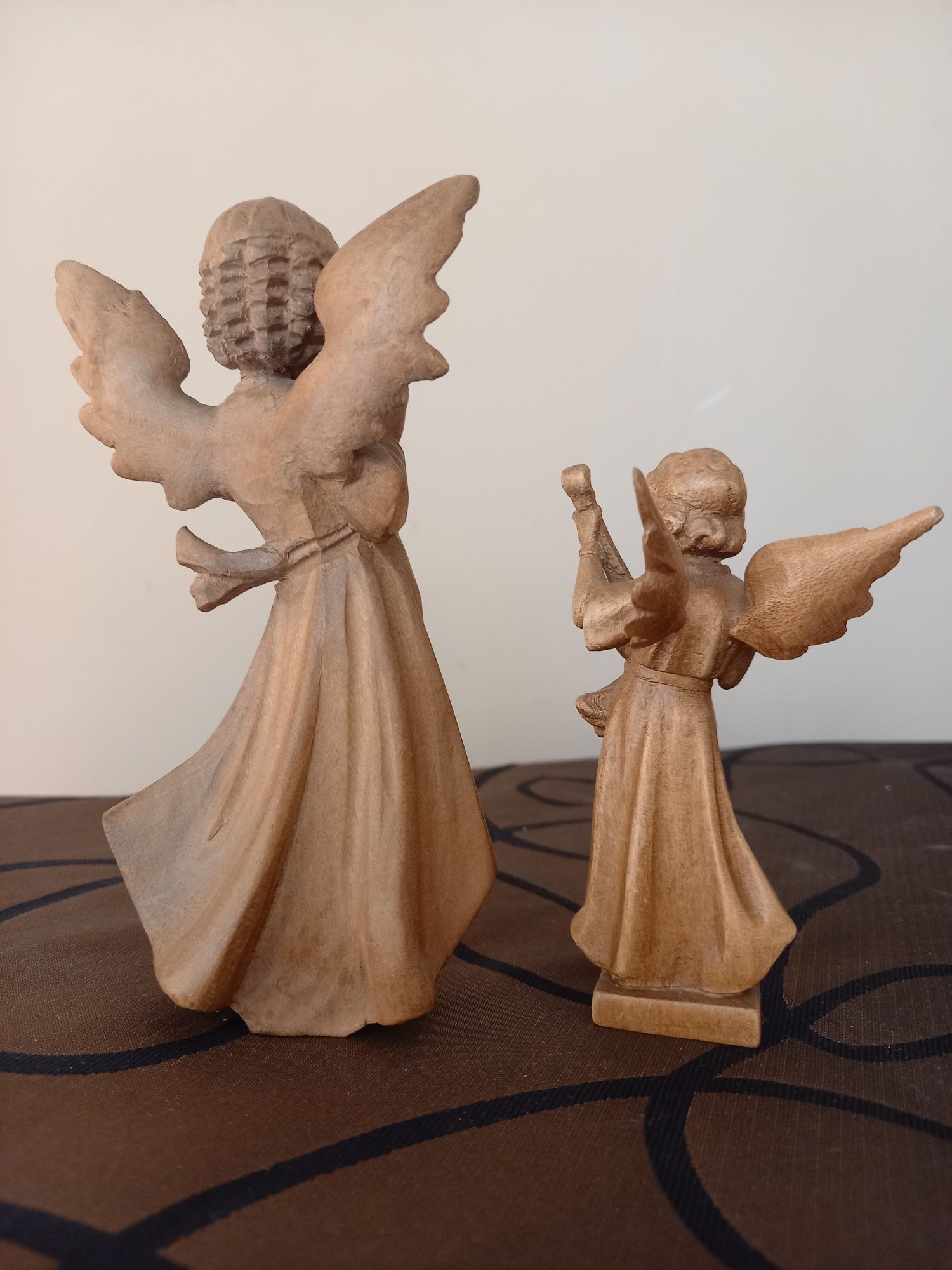 Aniołki, dwie figurki drewniane, piękne rzeźby.