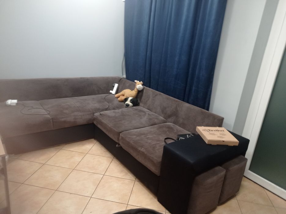 Kanapa z dwoma pufami ukrytym w boczku