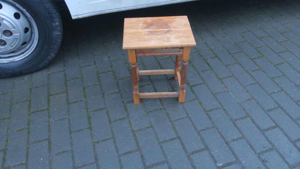 Stołek taboret drewniany