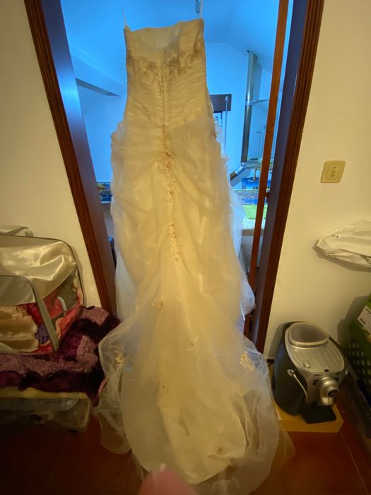 Vendo vestido de Noiva cor Bege em excelente estado.