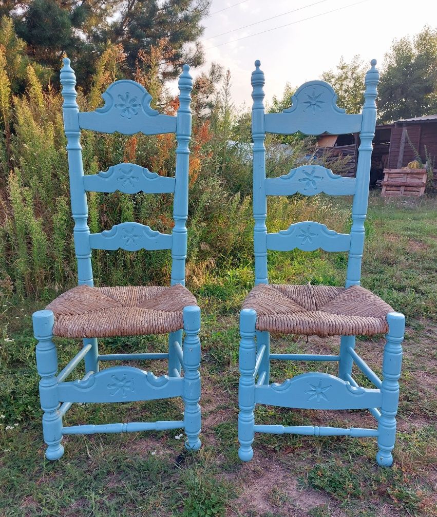 Dwa wysokie krzesła