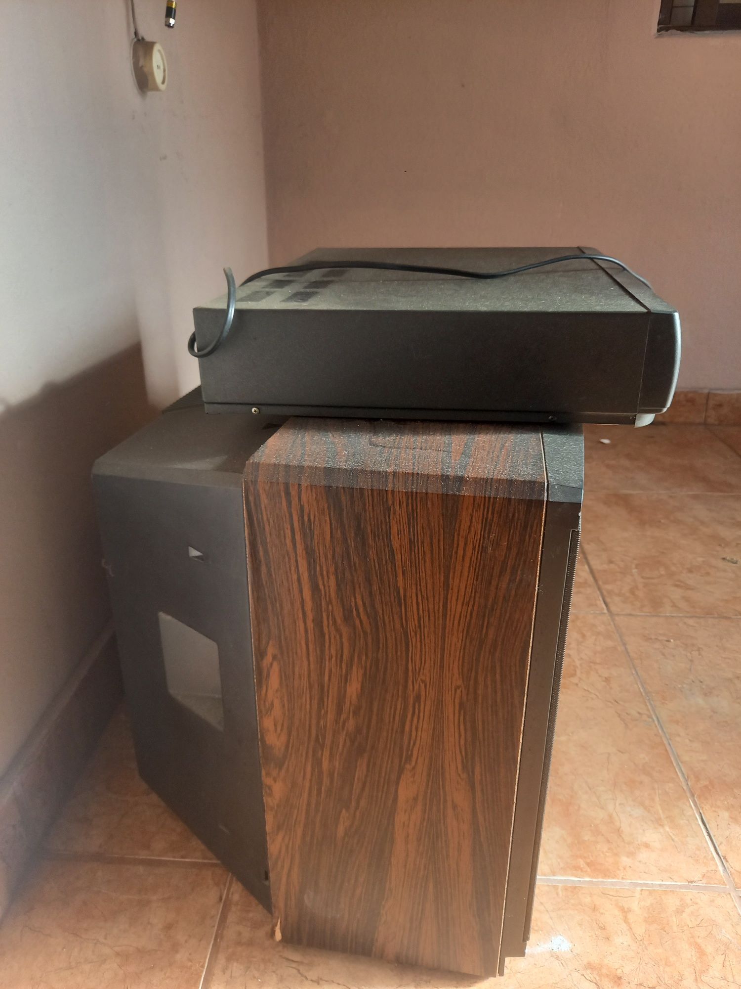 Televisão antiga com VHS - A FUNCIONAR