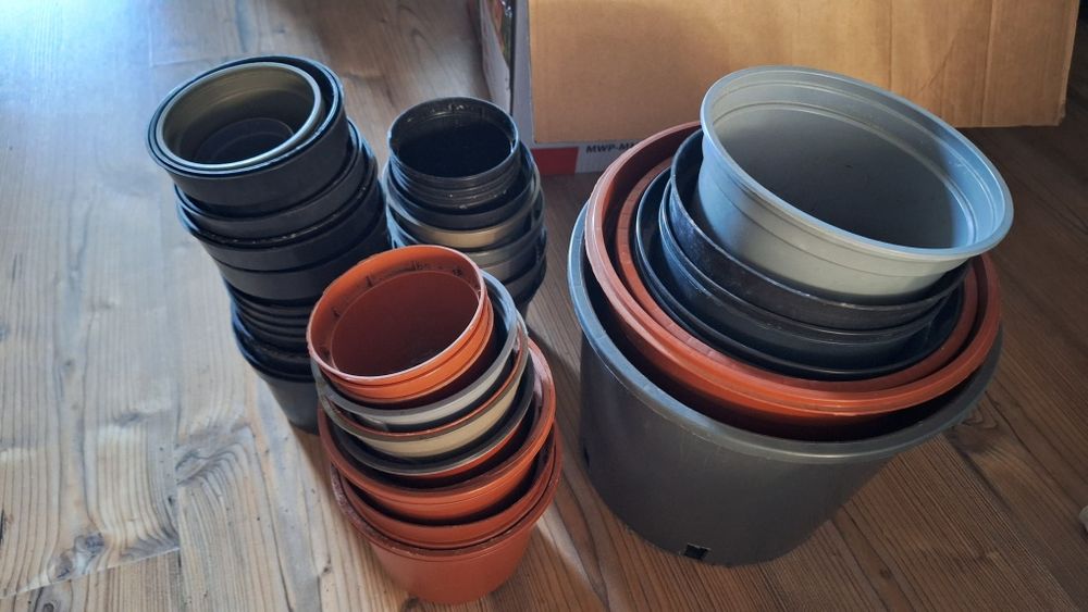 Doniczki produkcyjne około 105 sztuk małe duże