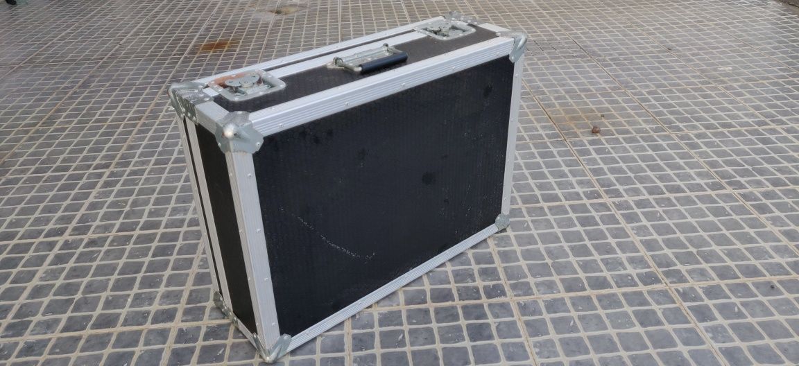 Mesa de som Mackie CFX16 MK2 com case alumínio