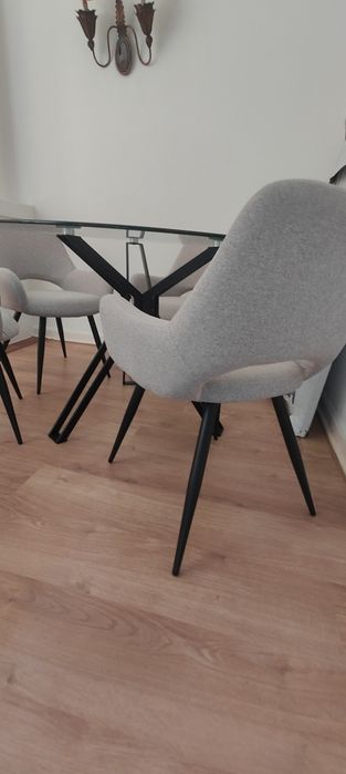 Mesa AREA e conjunto cadeiras HOMA