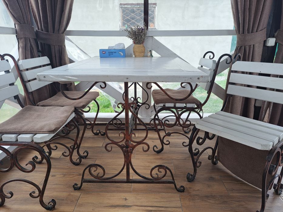 Стіл та стільці для бесідки.