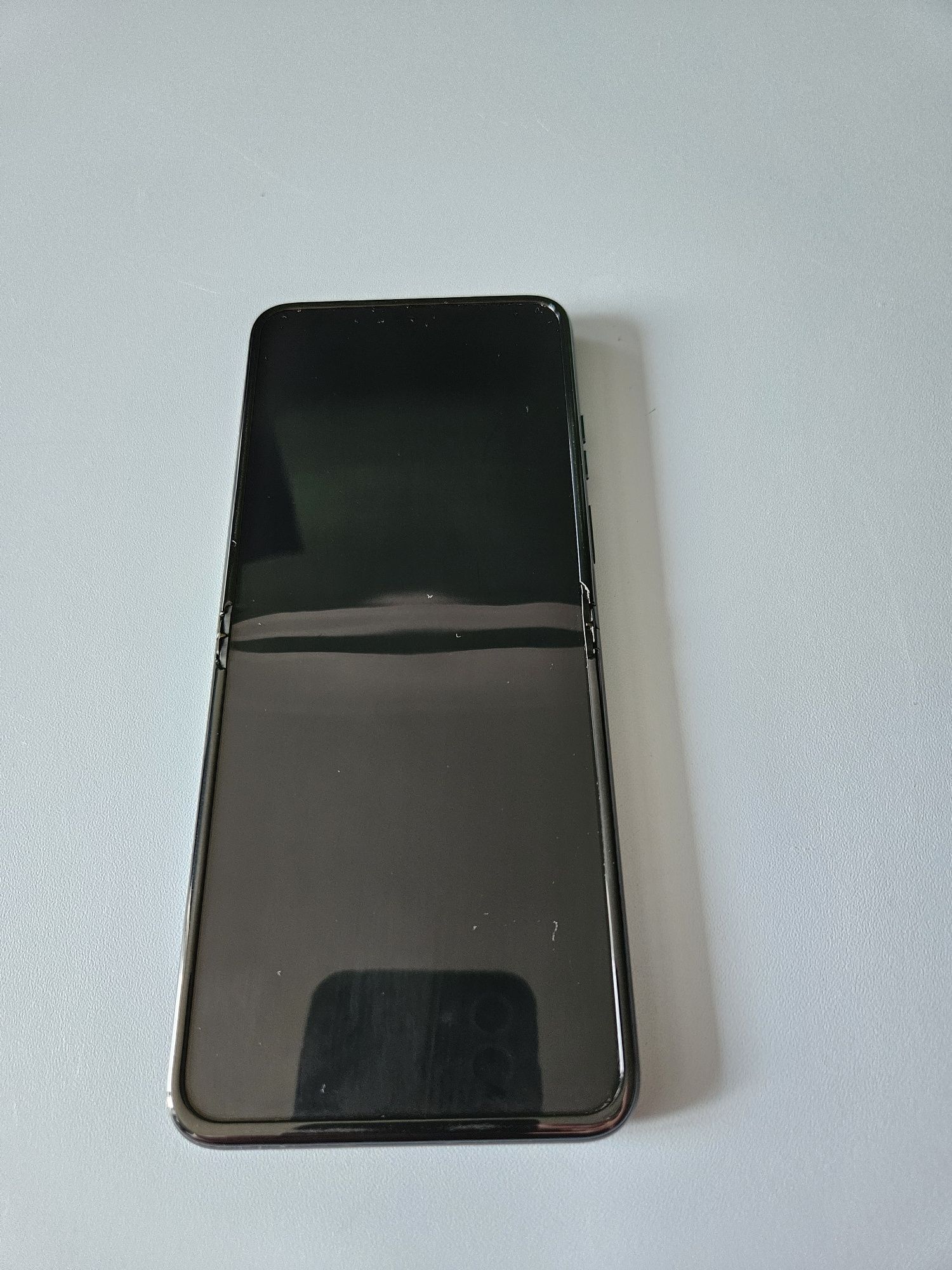 Телефон Motorola Razr 40. Працює тільки половина екрана