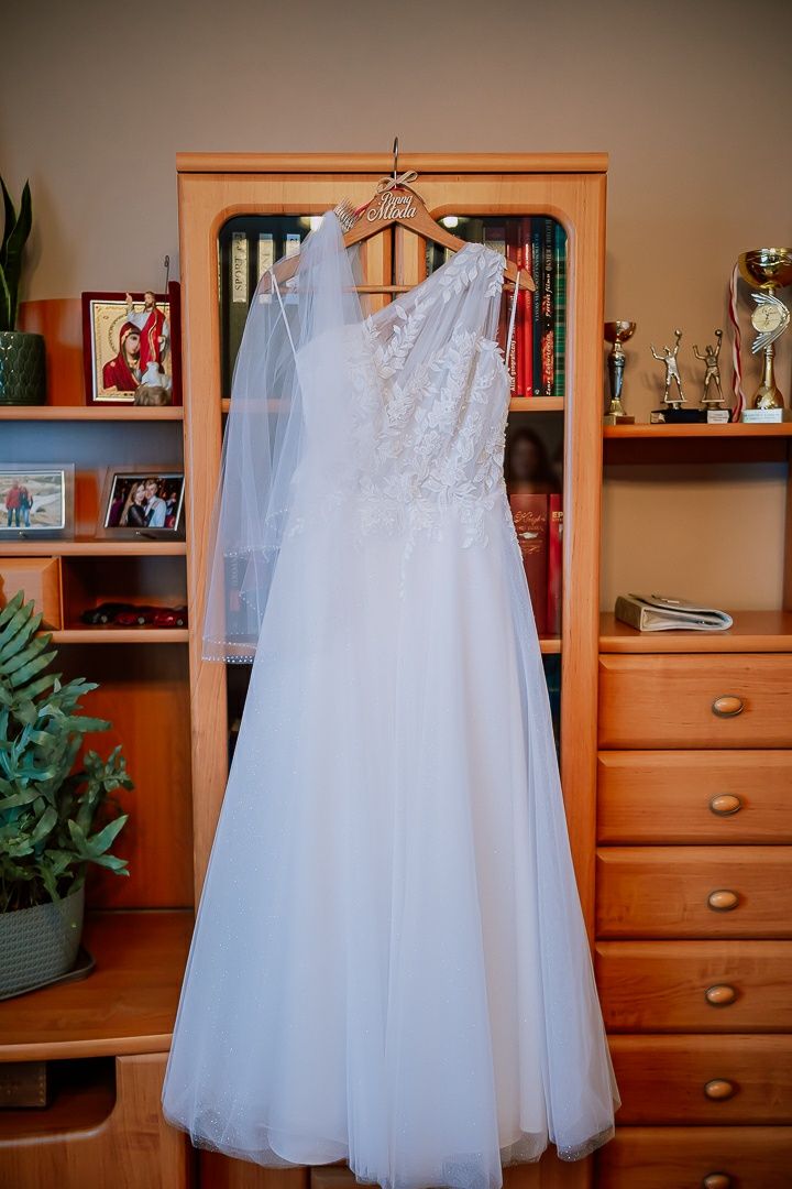 Suknia ślubna na jedno ramię 163 cm + obcas