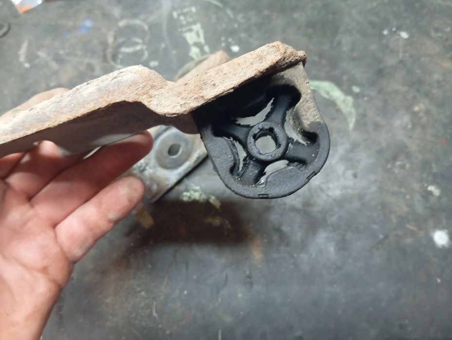 Продам кронштейн кріплення вихлопної труби Jeep Renegade