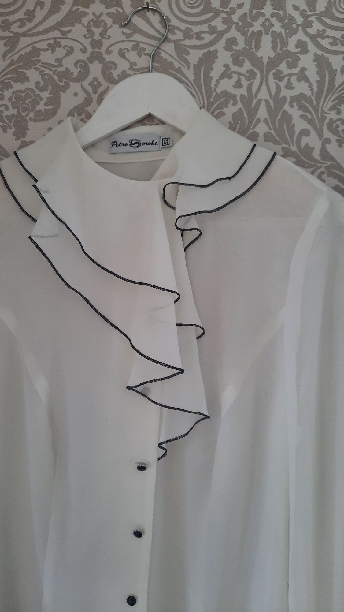 Продам женскую   дизайнерскую блузу раз.52
Украинскго дизайнера Петра