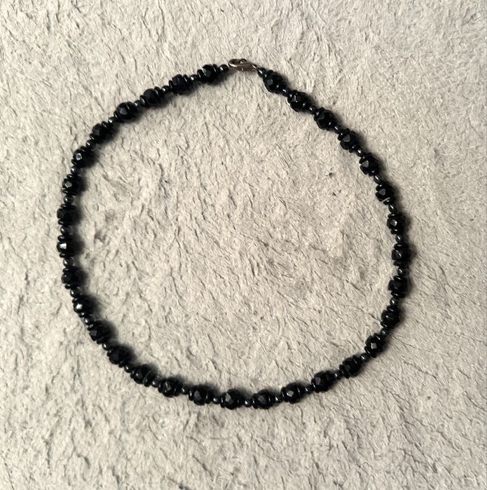 Czarne korale blisko szyi