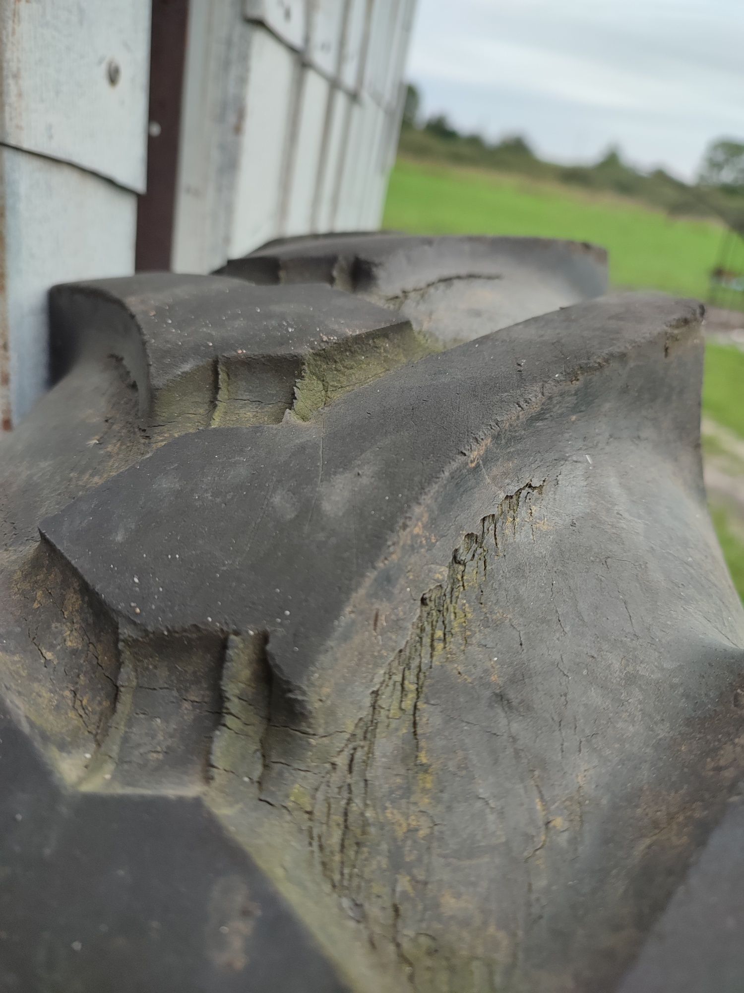 Opona z felgą do traktora rozstaw śrub 140 mm