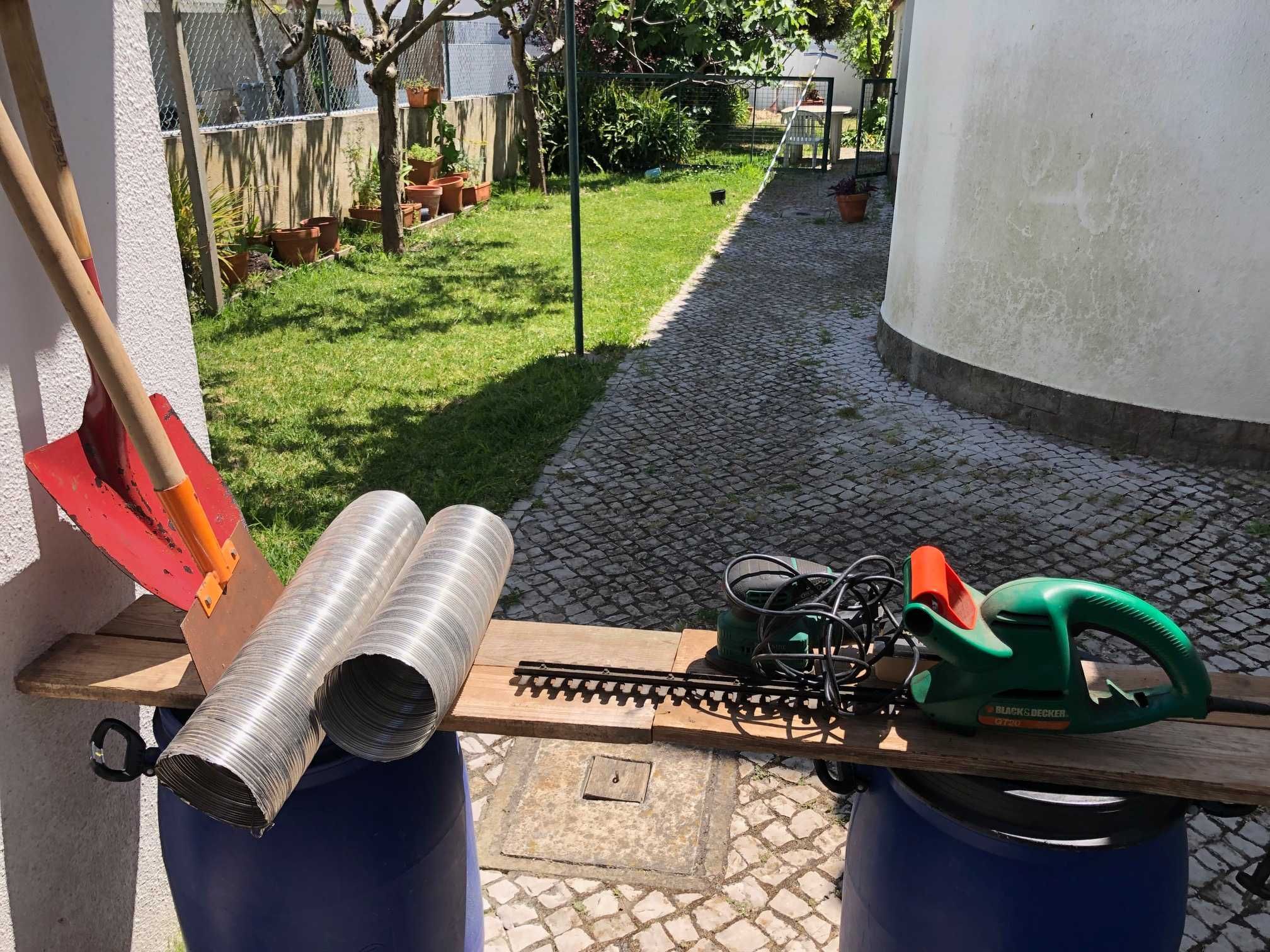 Recheio de contentor com ferramentas em bom estado e outros materiais.