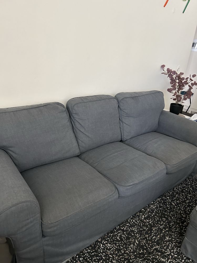 2 sofás IKEA com apoio para pés