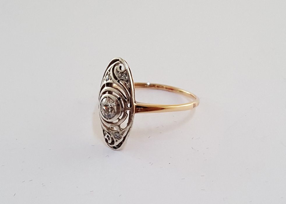 Złoty pierścionek art deco z lat 30-tych zdobiony brylantami