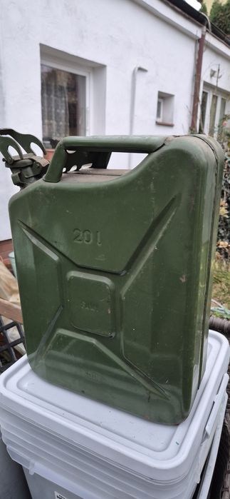Kanister PRL 20 litrów z metką producenta starocia PRL