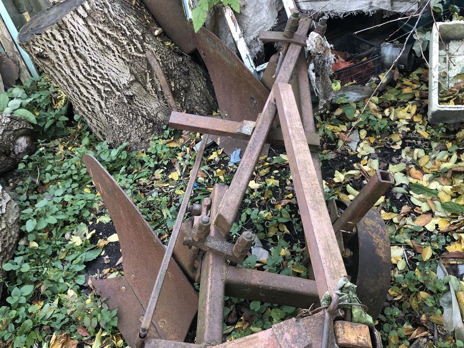 Плуг двох корпусний . Стан нового.