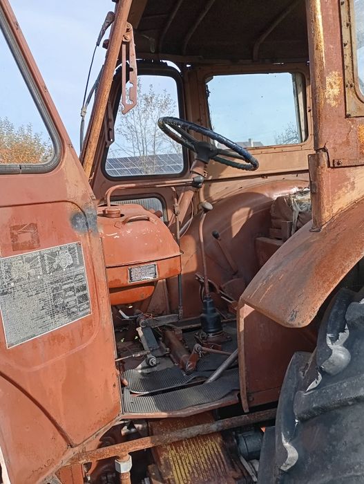 Трактор ескаватор