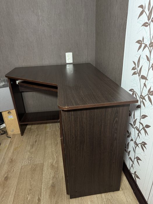 Продам компʼютерний стіл  в гарному стані