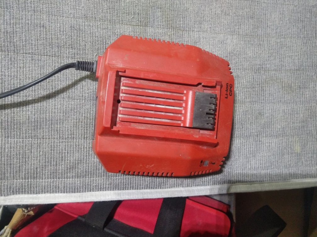 Ładowarka HILTI  2 szt.