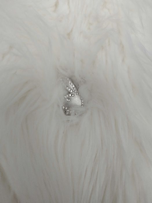 Białe futerko playboy