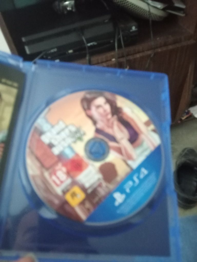 Ps4 com 3 jogos incluídos e 2 comandos