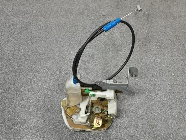 Fechadura / fecho porta trás direito TOYOTA Yaris (_P1_)