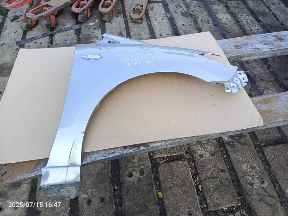 Mazda 5 błotnik prawy przód
