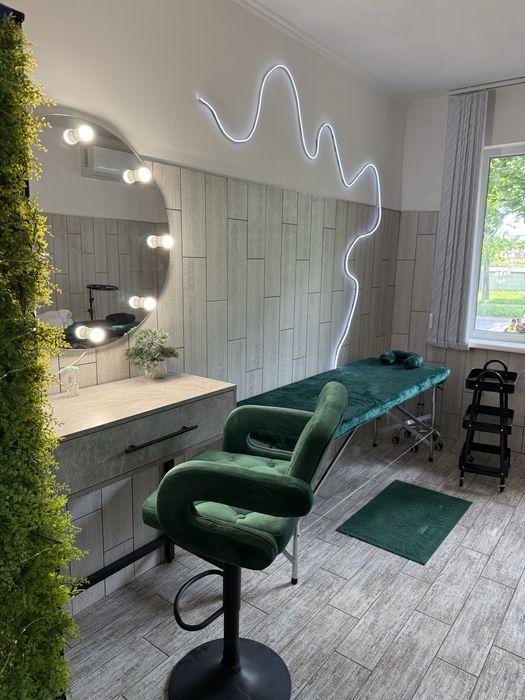 Место для мастера , лешмейкера ,бровиста ,визажист,прически