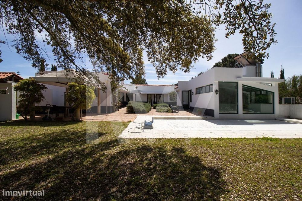 Moradia  T4 Térrea com Piscina e Garagem, situada no exclusivo condomí