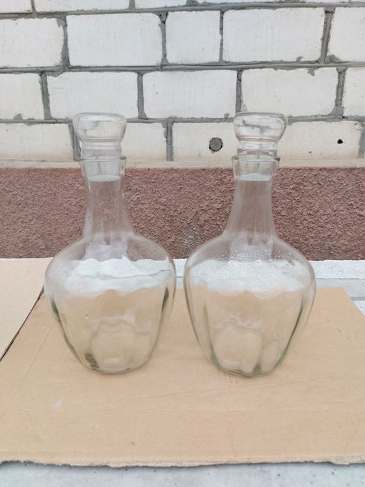 Скляні бутлі, та графіни.