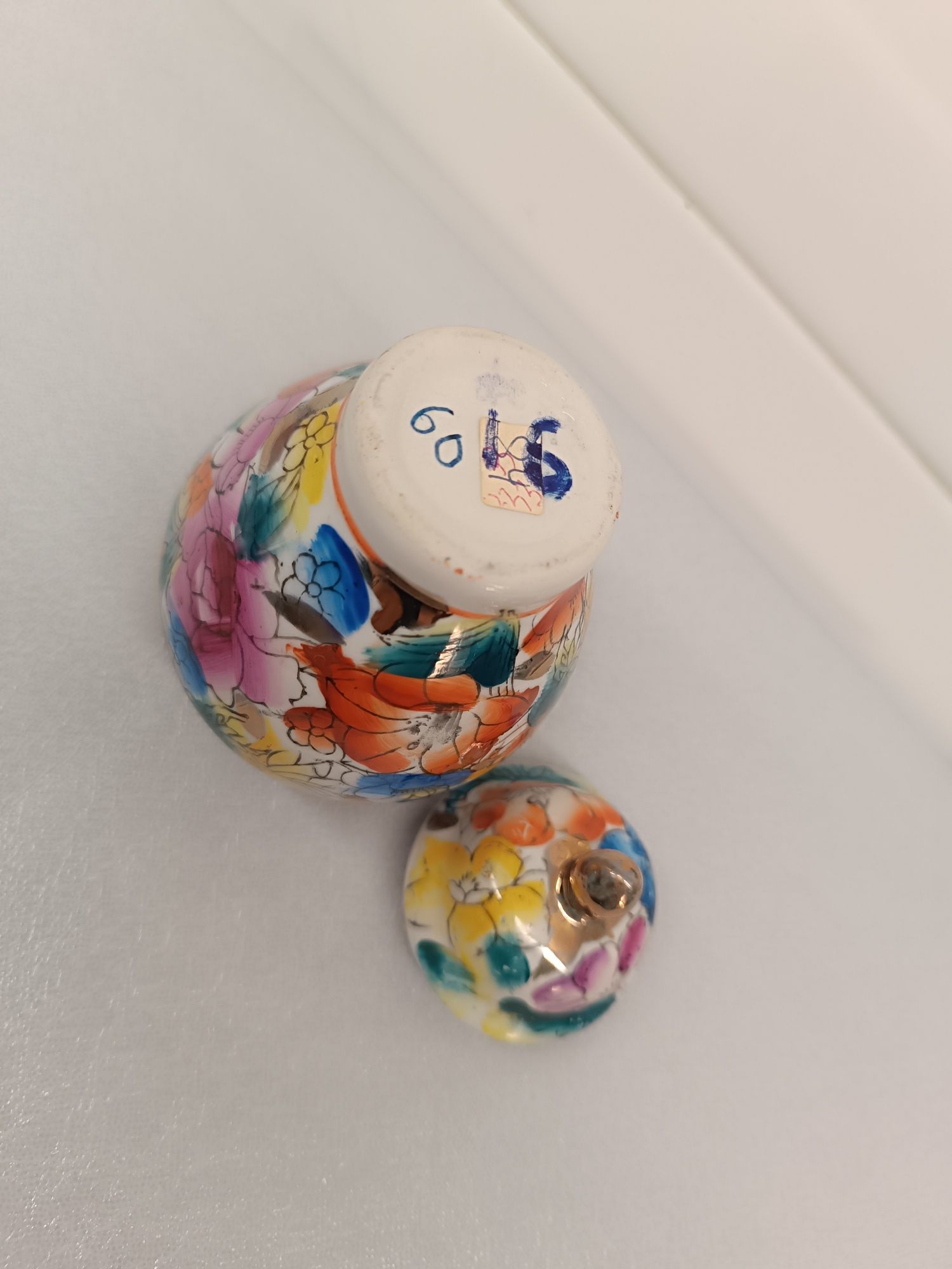 Pote Porcelana Vintage. 13 cm. Pintado à mão