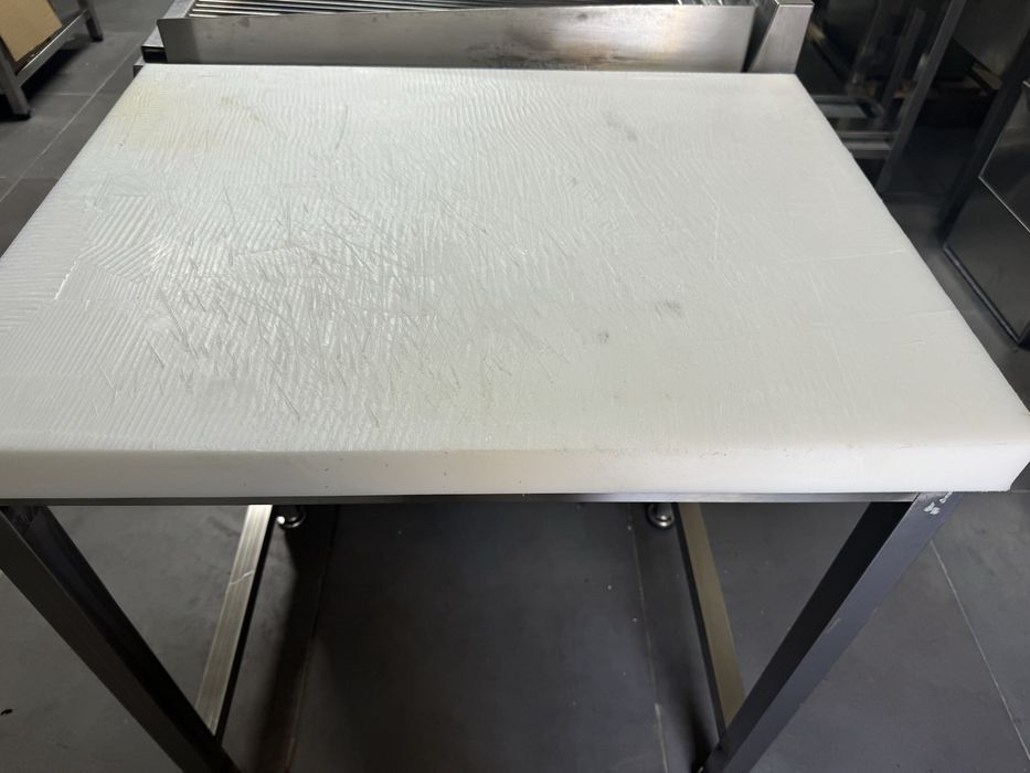 Mesa de corte muito muito nova