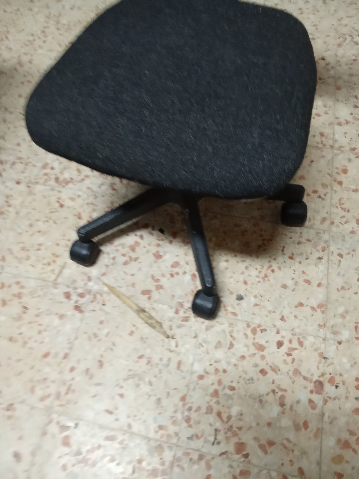 Cadeira de escritório com rodas.