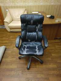 Офисное кресло черная кожа