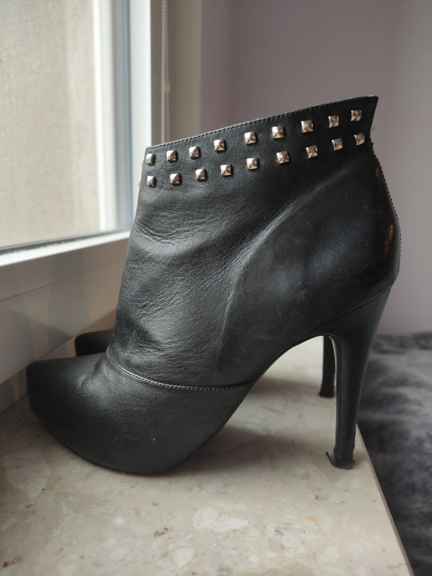 Szpilki botki ankle boots czarne do kostki z ozdobnymi srebrnymi