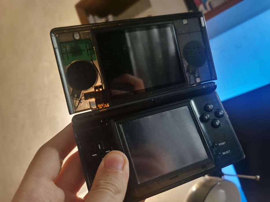 Nintendo DS Lite у прозорому корпусі