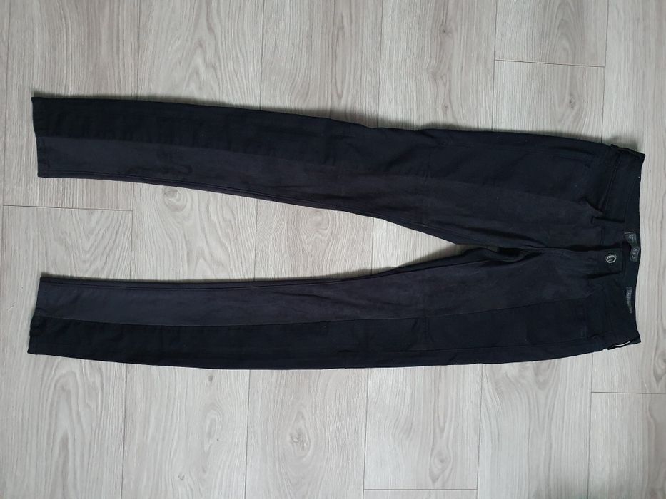 Guess spodnie jeansy rurki czarne xxs xs 34 zamszowe wstawki zamszu
