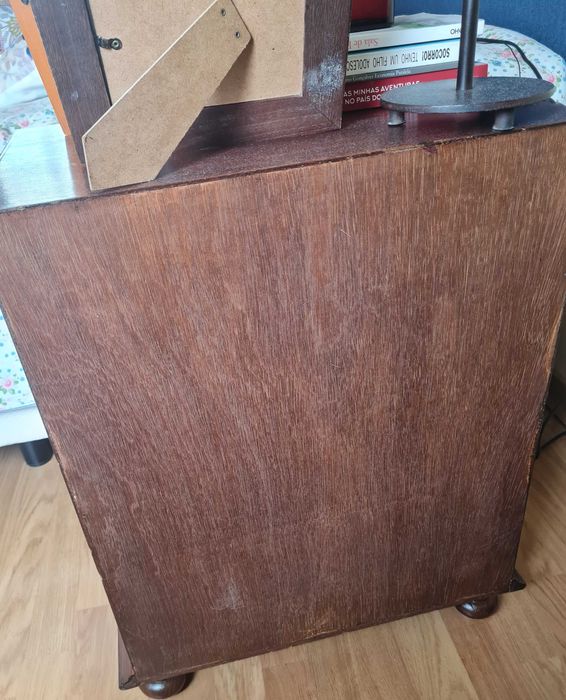 Mesa de cabeceira recuperada