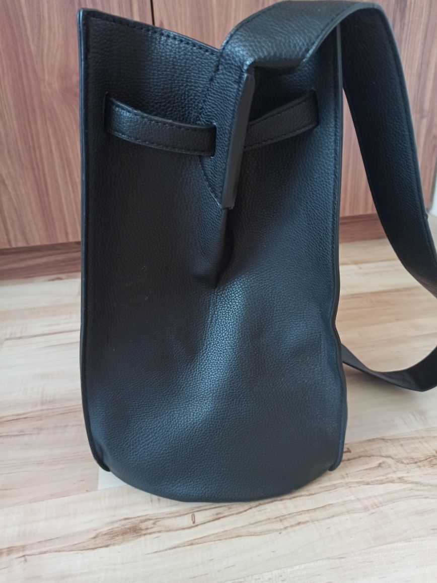 Torebka damska czarna

Sprzedam elegancką damską tor