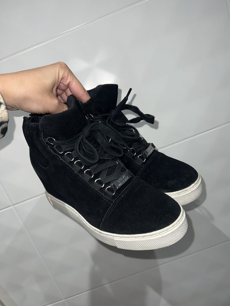 Steve Madden Laine czarne koturny zamsz skóra wiązane i na zamek z tył