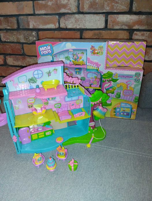 Moji pops House Party