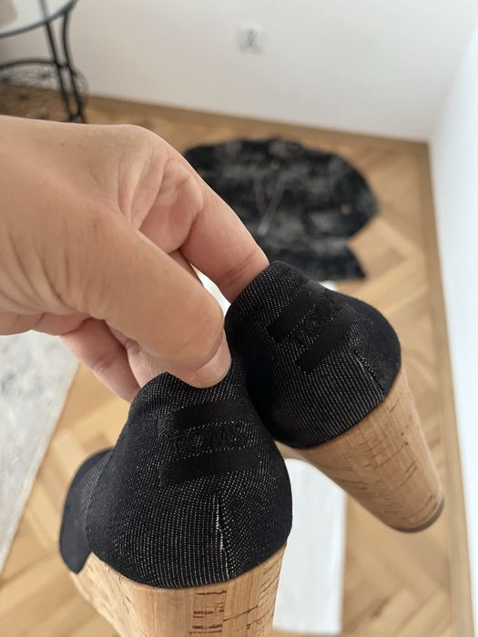 Buty na koturnie Toms dżinsowe