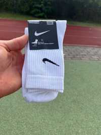 Białe wysokie skarpetki Nike
